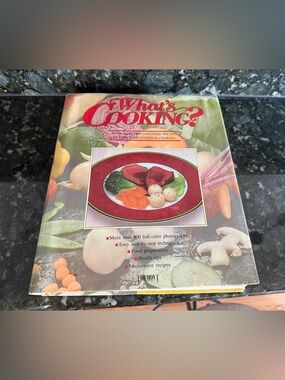 What's Cooking? Cookbook 800 Full-Color Photos Over 2000 Recipes 1990 Hard Cover